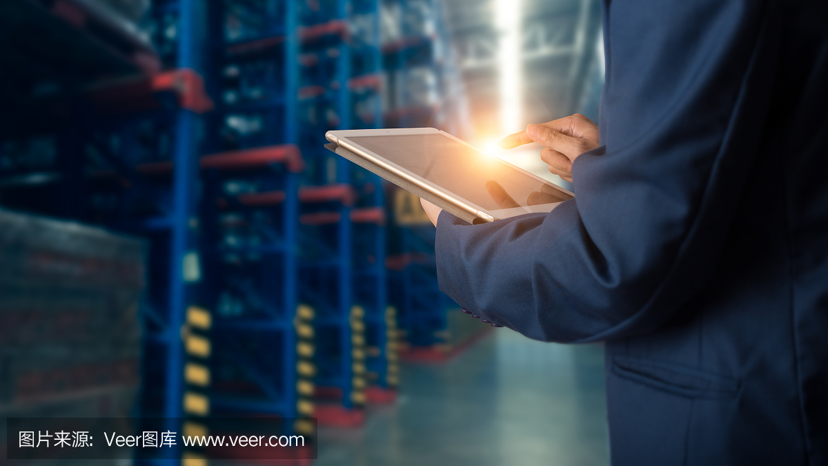 商人经理使用平板电脑对工人进行检查和控制,具有现代贸易仓储全球商业商业理念或进出口商业物流。